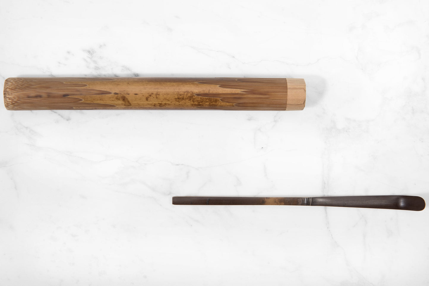 cuillère à matcha en bambou fumé avec fourreau