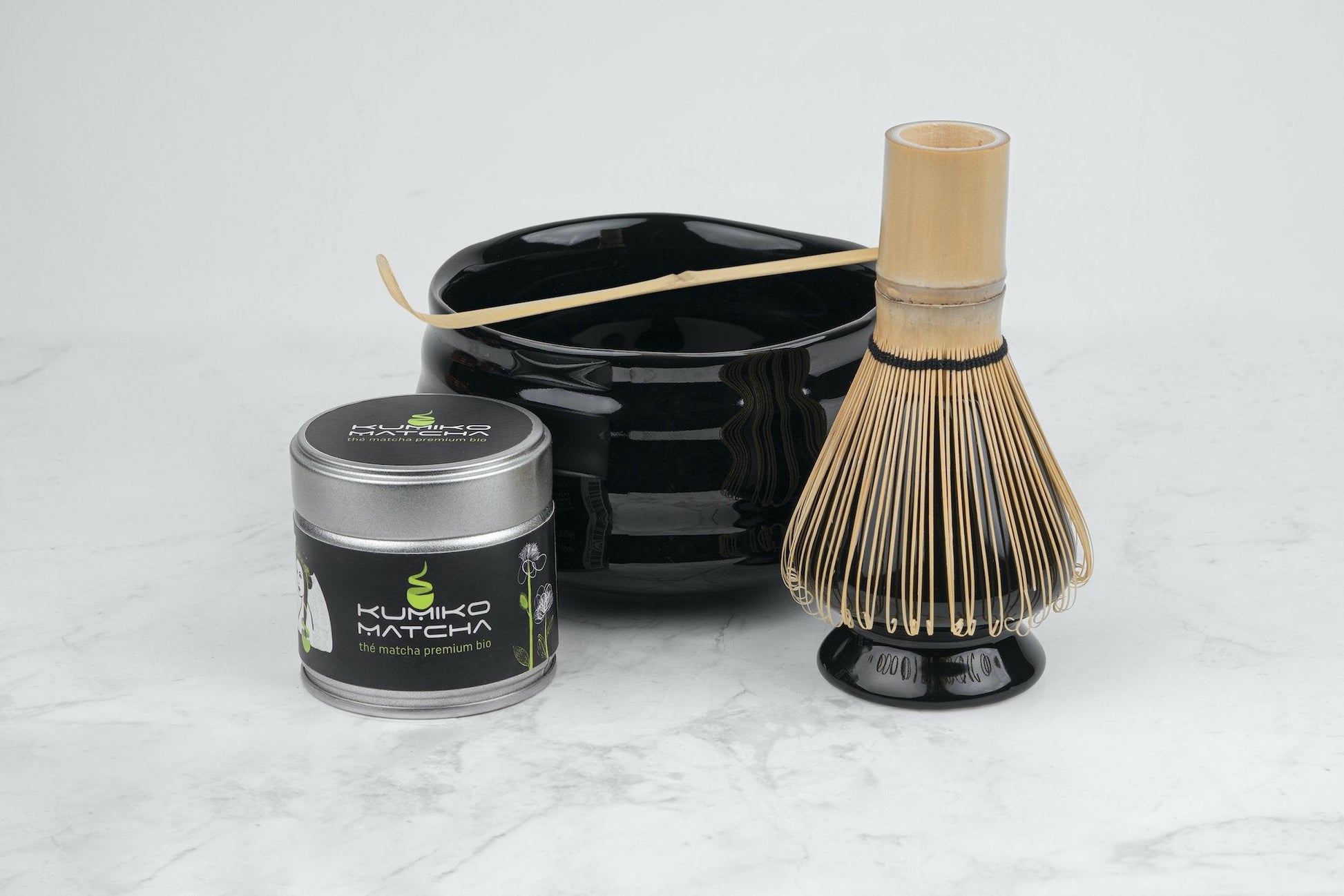 le kit complet série volcan comprends ce bol et son naoshi écume, un set d'accessoires en bambou, et une boite de matcha premium bio 30g